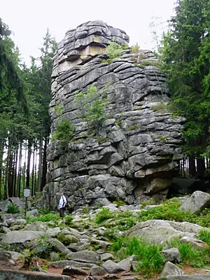Die Feuersteinklippe ist das Wahrzeichen des Harz-Ortes Schierke. Anders als ihr Name vermuten lässt, besteht die Feuersteinklippe aus Granit