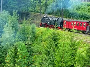 Mit der Brockenbahn, einem Abstecher der Harzer Schmalspurbahn, ist der Brocken bequem zu erreichen. Wanderer bevorzugen natürlich den direkten Aufstieg über den Goetheweg oder den Kolonnenweg