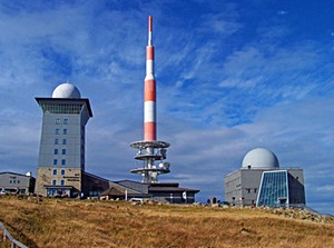 Die drei markanten Bauten erinnern an die wechselvolle Geschichte des Brocken. Im rechten Gebäude ist eine Ausstellung, im linken das Brockenhotel untergebracht