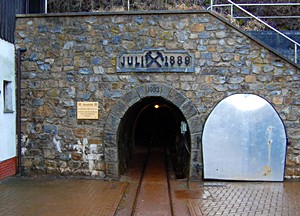 Die Schwefelkiesgrube Drei Kronen & Ehrt ist zum Schaubergwerk ausgebaut worden. Im Bild das sogenannte Mundloch, durch das die Besucher in den Berg einfahren