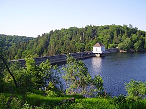 Die deutsch-deutsche Grenze verlief über rund vier Jahrzehnte direkt durch die Staumauer der Eckertalsperre. Heute ist der Weg für alle frei, zum Beispiel für Wanderer, die von Bad Harzburg aus den Brocken ersteigen