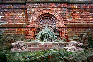 Der Sage nach schläft der Stauferkaiser Friedrich I. Barobarossa tief unten in den Barbarossa-Höhle, um von hier aus eines Tages sein Reich zu retten