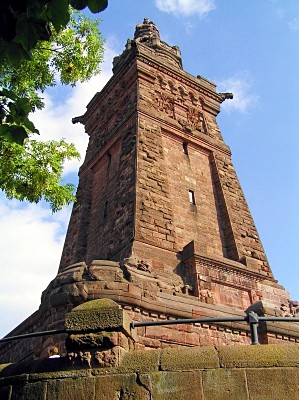 Das Kyffhäuser-Denkmal ist zu Ehren der beiden deutschen Kaiser Friedrich I. Barbarossa und Wilhelm I. errichtet