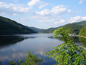 Auf dem Oderstausee könen sich Harz-Urlauber bei Wassersport vergnügen, was nicht an allen Talsperren im Harz erlaubt ist