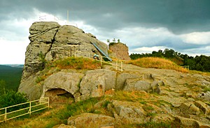 Die Burgruine Regenstein ist ein Faszinosum: die Anlage wurde mühevoll in den Felsen gehauen, noch heute sind verschiedene Elemente der Wehranlagen und Wohnräume zu erkennen