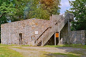 Von der Harzburg auf dem Großen Burgberg sind nur Fragmente der Grundmauern erhalten. Eine Turmnachbildung soll eine Vorstellung des einst mächtigen Bauwerks vermitteln