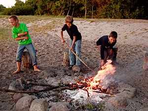 Bei einer Kinder- und Jugendreise in den Harz gehört ein Lagerfeuer mit zu den schönsten Freizeitaktivitäten