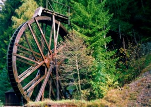 Zur Wasserkunst, ein System zur Förderung von Wasser, gehörten einst mächtige Wasserräder, wie über wie auch unter Tage für die Entwässerung der Bergwerke im Harz genutzt wurden