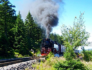 Die Brockenbahn fährt vom Bahnhof Drei Annen Hohne in eineinhalb Spiralen direkt auf den Brocken, den höchsten Gipfel des Harzes