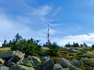 Das Brockenplateau ist von Natur aus baumlos, so dass sich Brocken-Wanderern ein grandioser Blick über den Harz und das Harzvorland bietet