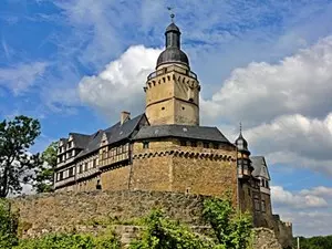 Die mittelalterliche Burg Falkenstein thront hoch oben über dem Selketal und konnte wegen ihrer besonderen Lage niemals eingenommen werden. Heute sorgen ein Museum, eine Falknerei und ein restaurant für Abwechslung im Harz-Urlaub