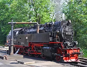 Auf den Strecken der Harzer Schmalspurbahnen fahren überwiegend Dampfloks. Im Bild die Brockenbahn beim 'Auftanken' im Bahnhof Drei Annen Hohne