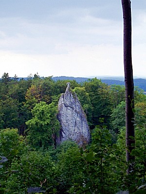 Der Hübichenstein besteht aus zwei miteinadner verbundenen Felsnadeln aus Kalkstein. Der Hübichenstein ist etwa einen Kilomter von Bad Grund entfernt am Fuße des Ibergs und ein sehr beliebtes Ausflugsziel für Harz-Urlauber