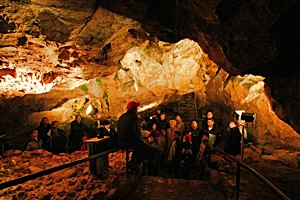 In der Iberger Tropfsteinhöhle bei Bad Grund informieren Ausstellungen über die Geologie des Harzes und die Lichtensteinhöhle als Grabstätte eines Familienclans. Ein besonderes Erlebnis ist der Rundgang durch die Iberger Tropfsteinhöhle