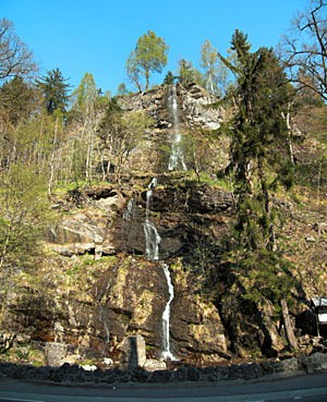 Der Wasserfall Romkerhall entstand durch Umleitung des Harzer Flüsschens Romke über einen 64 Meter hohen Felsen. Der Wasserfall in Romkerhall ist der höchste im Harz und im Winter bei Eiskletterern sehr beliebt