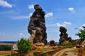 Die Teufelsmauer im Landkreis Harz besteht aus zahlreichen bizarren Felsspitzen, die in den Himmel ragen und viel Stoff für Sagen und Mythen liefern