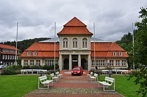 Die Kurgäste in den Harzer Kurorten können zur Entspannung in einem Kurhaus und einem Kurpark flanieren. Der Architekturstil des Kurhauses in Bad Grund ist in typischer Bäderarchitektur gehalten