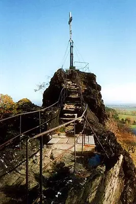 Der Große Gegenstein bei Ballenstedt ist mit einem Gipfelkreuz versehen und bildet den östlichen Abschluss der sogenannten Teufelsmauer