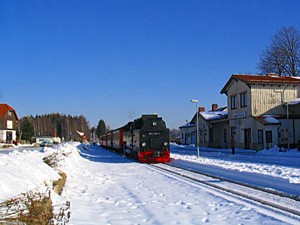 Die Harzquerbahn macht auf ihrem Weg zwischen Wernigerode und Nordhausen auch in Benneckenstein halt
