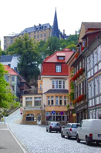 Das Große Schloss Blankenburg reckt sich hoch über die Altstadt. Zum Aufstieg sollten Harz-Urlauber ein bisschen Kondition mitbringen