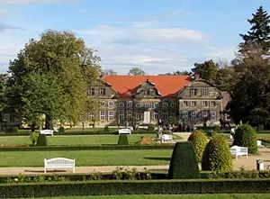 Das Kleine Schloss Blankenburg liegt inmitten eines terrassenförmig angelegten Barockgartens und ist mit seinem Teehaus und dem Museum besonders sehenswert