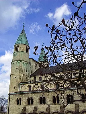 Die Stiftskirche St. Cyriakus ist das Wahrzeichen von Gernrode im Harz. Sie wurde bereits im 10. Jahrhundert urkundlich erwähnt und blieb über die Jahrhundert nahezu im Original erhalten