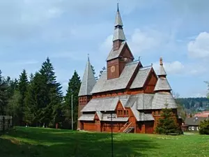 Die Stabkirche in Hahnenklee ist nach einem norwegischen Vorbild erbaut. Die Stabkirche ist eine sehr beliebte Hochzeitskirche im Landkreis Goslar