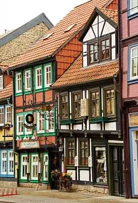In Halberstadt am Harz sind viele historische Fachwerkhäuser erhalten und in den letzten Jahren auswändig saniert worden