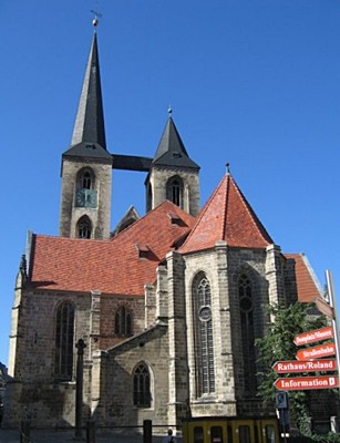 Die Martini-Kirche von Halberstadt ist schon von Weitem wegen ihrer zwei unterschiedlich hohen Kirchtürme auszumachen