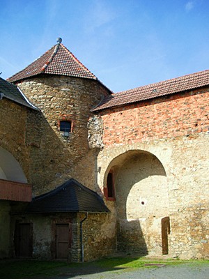 Das Harzgeröder Schloss gehört mit zu den sehenswerten Ausflugszielen in Harzgerode. Das Schloss war früher in die Stadtmauer integriert und bietet einen imposanten Blick ins Harzvorland