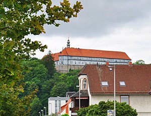 Wie die meisten Schlösser und Burgen im Harz ist auch das Schloss in Herzberg aus 'Verteidigungsgründen' hoch auf einem Berg errichtet worden
