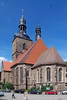 Die St. Jacobikirche steht am Marktplatz von Hettstedt