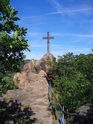 Der Ilsestein mit Gipfelkreuz und Gedenktafel liegt am Wanderweg von Ilsenburg hinauf zum Brocken und ist für Wanderer im Harz ein lohenswertes Ausflugsziel