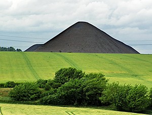 Große Halden des Bergbaus, wie hier die des Brosowskischachts, sind typisch für das Mansfelder Land