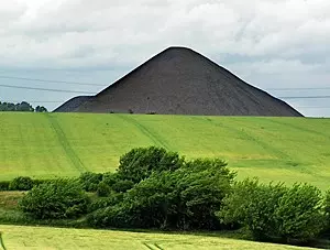 Große Halden des Bergbaus, wie hier die des Brosowskischachts, sind typisch für das Mansfelder Land