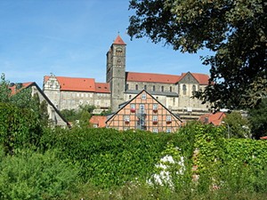 Die Stiftskirche St. Servatius thront gemeinsam mit dem Quedlinburger Schloss hoch über der Stadt am Harz