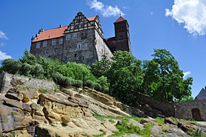 Das Schloss und die Stiftskirche St. Servatii mit dem Domschatz thronen hoch oben über der Altstadt Quedlinburgs - alle Elemente gemeinsam gehören zum UNESCO Welterbe