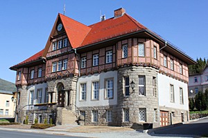 Das Rathaus von Schierke gehört mit zu den vielen hübsch sanierten historischen Gebäuden in der Harzer Stadt am Brocken