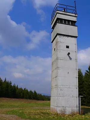 Im Freiland-Grenzmuseum in Sorge im Harz erinnert ein original erhaltener Wachturm an die einst scharf gesicherte deutsch-deutsche Grenze