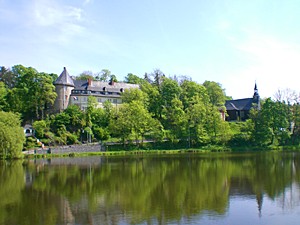 Das Schloss und die Holzkirche im Luftkurort Stiege liegen direkt am See, der zum Baden und Tretboot fahren freigegeben ist