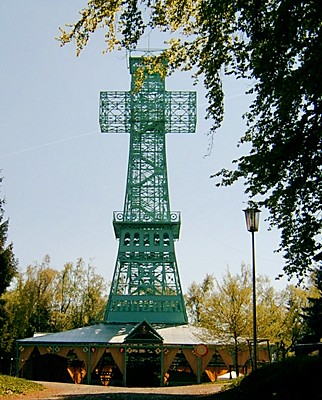 Das Josephskreuz auf dem Großen Auerberg bei Stolberg ist mit 38 Metern Höhe das größte Doppeleisenkreuz der Welt