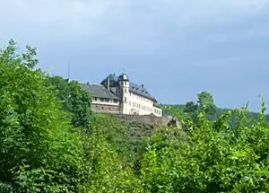 Das Schloss Stolberg erhebt sich hoch über den gleichnamigen Ort. Heute beherbergt es unter anderem die Touristinformation Stolbergs
