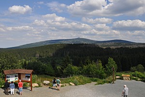 Blick von Torfhaus zum Brocken, dem mit 1142 Metern höchsten Berg des Harzes