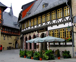 In der Altstadt von Wernigerode sind unzählige historische Fachwerkhäuser erhalten und in den letzten Jahren aufwändig saniert worden. Wegen der Farbenpracht trägt Wernigerode auch den Beinamen 'Bunte Stadt am Harz'. Im Bild das Gotische Haus