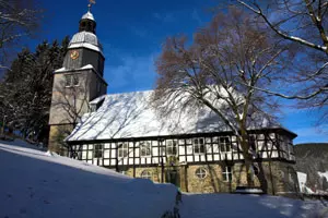 Wie nahezu alle Gebäude in Harzer Ferienort Wildemann ist auch die Maria-Magdalenen-Kirche direkt an den Hang des Innerstetals gebaut